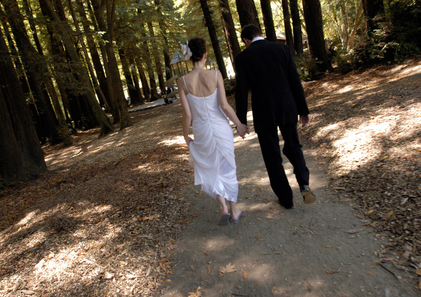 bride-&-groom-woods